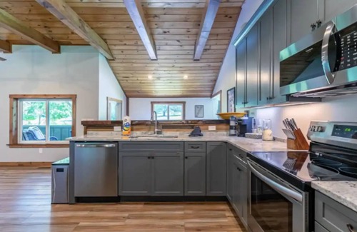 Newland House | Pet-Friendly Trail House on the Parkway with Breakfast Included