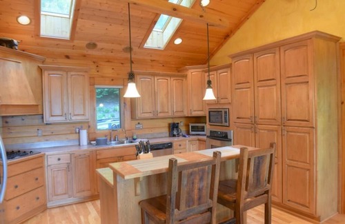 Waynesville Cabin | Cozy Trail Ridge View Log Home with Hot Tub & WiFi