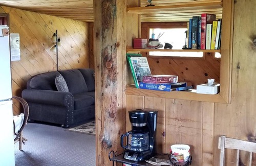 Spanish Valley Cabin | Pet-Friendly Trail's End: Ocean View & Spa Retreat for 4