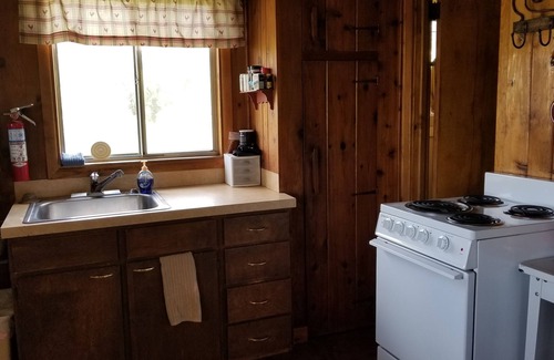 Spanish Valley Cabin | Pet-Friendly Trail's End: Ocean View & Spa Retreat for 4
