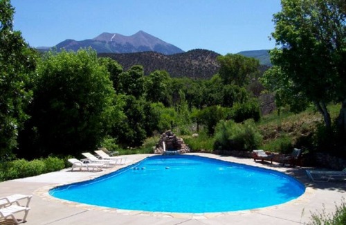 Spanish Valley Cabin | Pet-Friendly Trail's End: Ocean View & Spa Retreat for 4