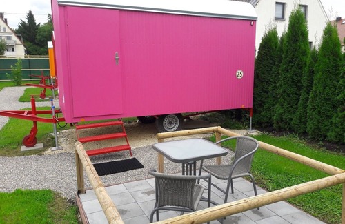 Offingen Apartment | Cozy Trailer with Terrace: Pet-Friendly Family Getaway