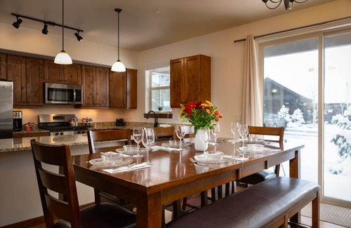 Winter Park Condo | Inviting Clubhouse with Hot Tub, Pool & Family-Friendly Space