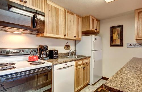 Peak 9 Apartment | Family-Friendly Trails End 508 with Pool and Hot Tub
