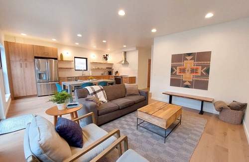 Winthrop House | Modern 3-Bedroom Townhome in Winthrop - Rated Perfect 10/10