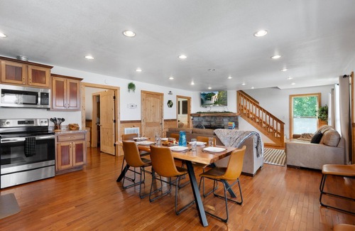South Pittsburg Cabin | Experience Trail's End: Indoor Pool and Hot Tub Retreat