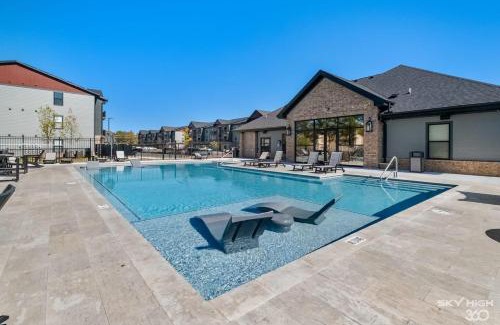 Rogers Apartment | Trails End Here, Pool, King Beds, Gym, Lux Apt