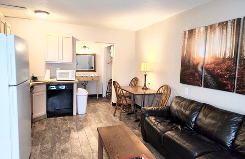 Hill City Hotel | Eco-Friendly Retreat at Trails Inn Quadna Mountain Motel