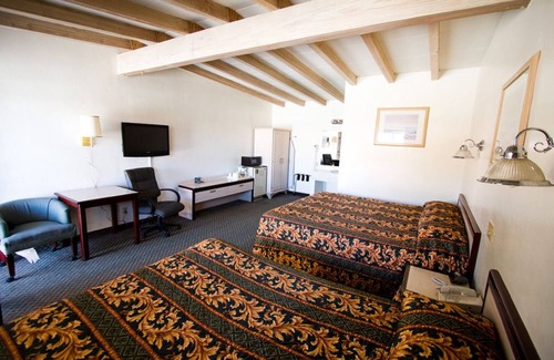 Lone Pine Hotel | Cozy Trails Motel: Family-Friendly with Kitchen & Breakfast