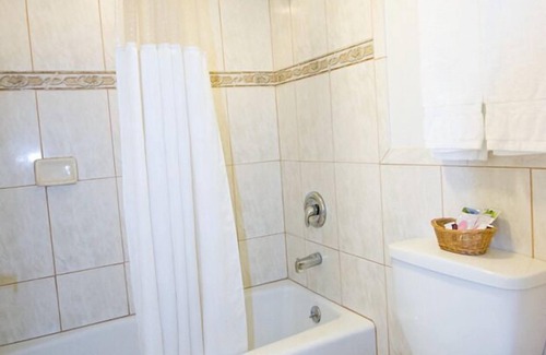 Lone Pine Hotel | Cozy Trails Motel: Family-Friendly with Kitchen & Breakfast