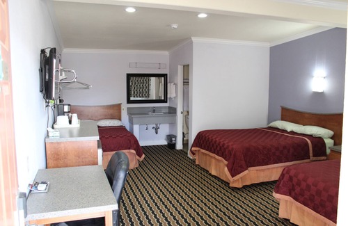 Lone Pine Hotel | Cozy Trails Motel: Family-Friendly with Kitchen & Breakfast