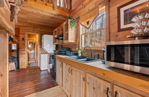 Franklin Cabin | Serene Trails & Tranquility: Cozy Cabin with Breakfast