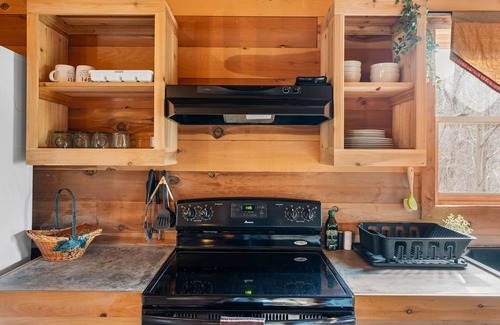 Franklin Cabin | Serene Trails & Tranquility: Cozy Cabin with Breakfast