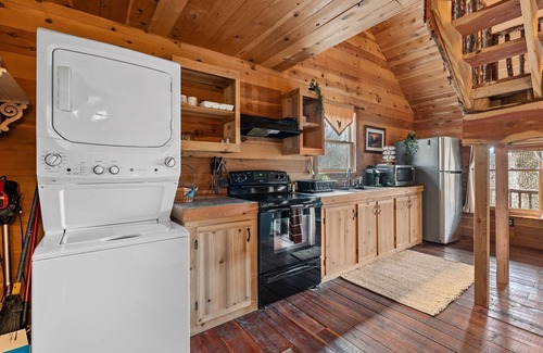 Franklin Cabin | Serene Trails & Tranquility: Cozy Cabin with Breakfast