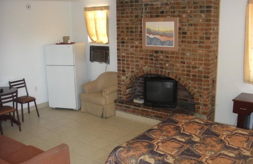 South Hutchinson Hotel | Budget-Friendly Trails West Motel with Family Amenities