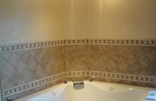 South Hutchinson Hotel | Budget-Friendly Trails West Motel with Family Amenities