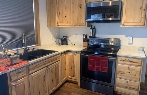 Willow House | Trailside Alaska: King Room with Kitchen and Deck Access