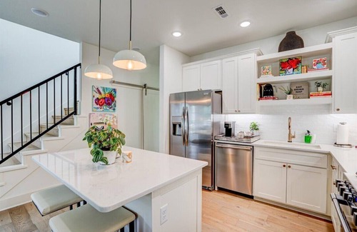 Downtown House | Top-Rated Trails at The Momentary with Downtown Patio Access
