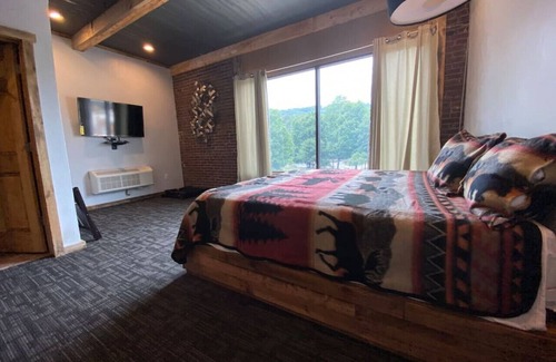 Ohiopyle Hotel | Discover Trailside Hotel: Pet-Friendly with Riverview Access
