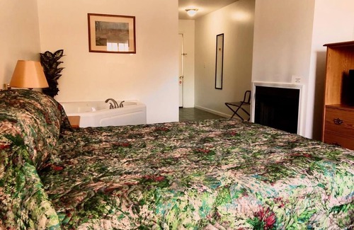 Lanark House | Budget-Friendly Trailside Inn with Family Amenities