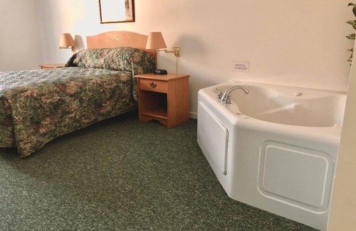 Lanark House | Budget-Friendly Trailside Inn with Family Amenities