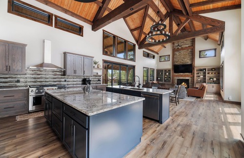 Lead Cabin | Exceptional Trailside Timbers Lodge with Kitchen & Breakfast