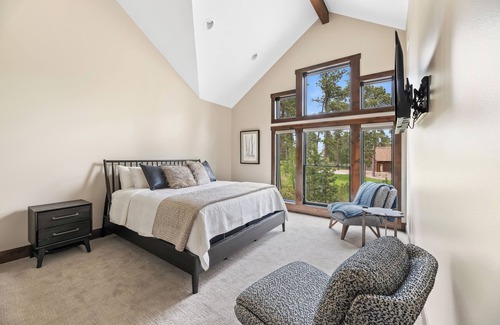 Lead Cabin | Exceptional Trailside Timbers Lodge with Kitchen & Breakfast
