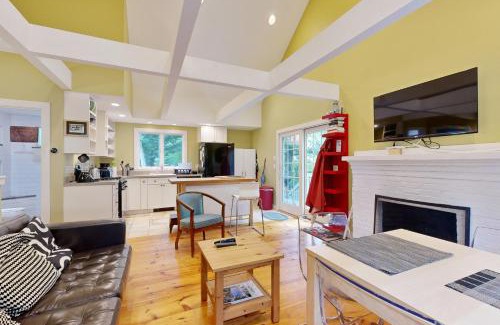 Wellfleet House | Experience Family-Friendly Comfort at Trailview Manor