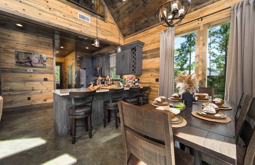 Pickens Cabin | Train Station Cabin - Sleeps 10 - Arcade - Hot Tub, Outdoor Fun & EV Plug