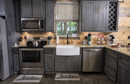 Pickens Cabin | Train Station Cabin - Sleeps 10 - Arcade - Hot Tub, Outdoor Fun & EV Plug