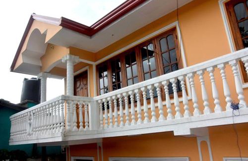 Nuwara Eliya House | Cozy Train View Villa: Family-Friendly with Kitchen Amenities