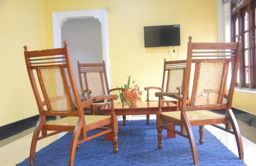 Nuwara Eliya House | Cozy Train View Villa: Family-Friendly with Kitchen Amenities
