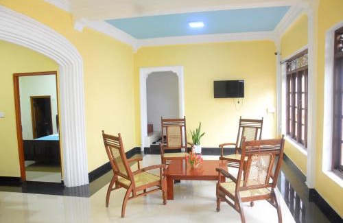 Nuwara Eliya House | Cozy Train View Villa: Family-Friendly with Kitchen Amenities