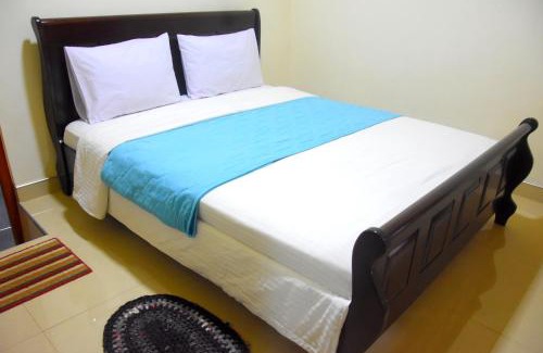 Nuwara Eliya House | Cozy Train View Villa: Family-Friendly with Kitchen Amenities