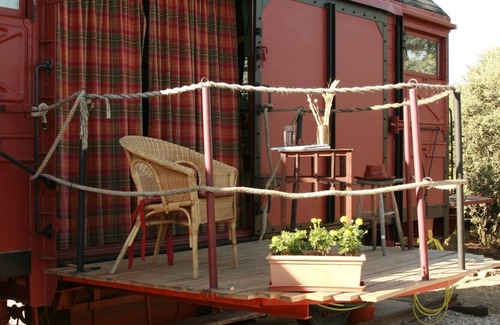 San Agustin del Guadalix House | Explore the Unique TRAIN WAGON: Spa & Family-Friendly Stay