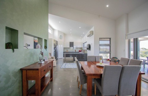 Albany House | Convenient Stay Near Albany's CBD with Family-Friendly Perks