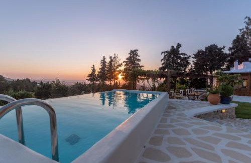 Zia Villa | Discover Tramonto Villa: 4-Star Retreat with Hot Tub