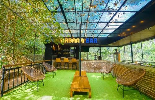 Yatiyantota Hotel | Cozy Trance Rabara Resort with Oceanfront Pool & Dining