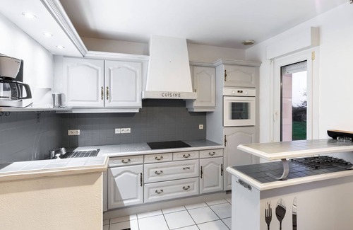 Englesqueville-la-Percee House | Tranquil Garden Retreat: Guest Rated 10/10, Family Friendly
