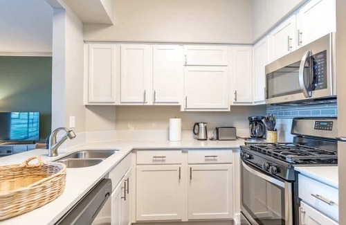 Willow Run Apartment | Tranquil 1BR King Suite | Pool, Parking & Gym 01