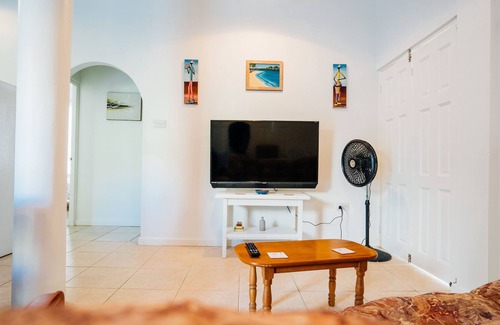 Hillsborough Apartment | Serene 2 Bed Apartment with Ocean View & Hot Tub Retreat