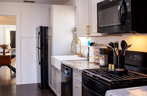Sayles Blvd. Area Cottage | Relaxing 2-Bed Craftsman Home with Full Kitchen & Pet Friendly