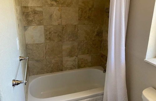 Camas House | Peaceful 2 Bedroom Retreat with Kitchen and Breakfast Included
