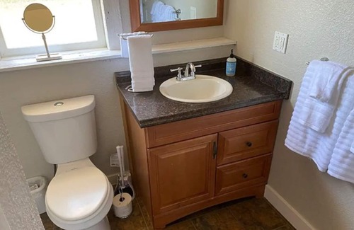 Camas House | Peaceful 2 Bedroom Retreat with Kitchen and Breakfast Included