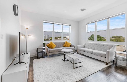 Thompson Square - Bunker Hill Apartment | Serene 2BR Apartment with Breathtaking Views & Pet Friendly