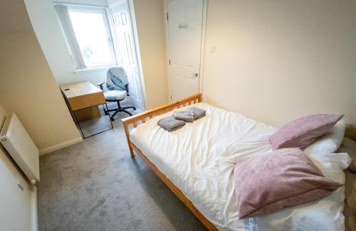 Falkirk Apartment | Peaceful 2Bed/2Bath Duplex in Falkirk - Family Friendly Stay