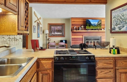 Wildernest Condo | Relaxing 2BR Retreat with Hot Tub and Free Shuttle Access