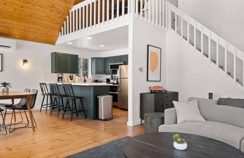 Becket House | Serene 3-BR Waterfront Retreat with Lake Views & More