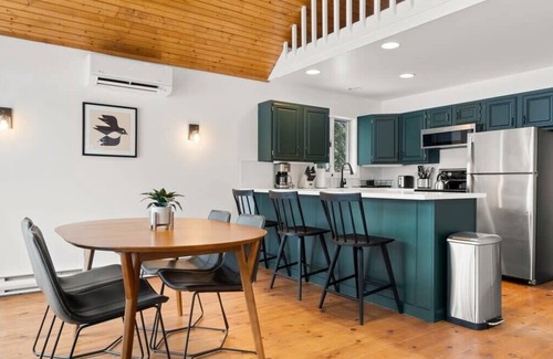 Becket House | Serene 3-BR Waterfront Retreat with Lake Views & More