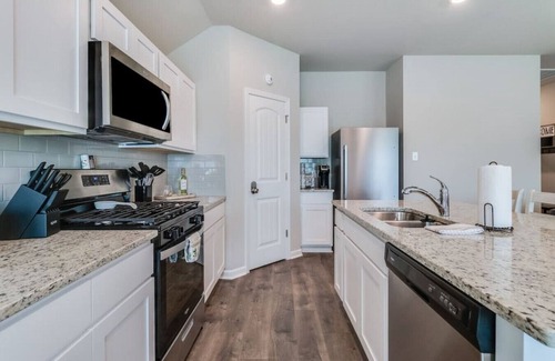 Broussard House | Relaxing 3BR Retreat by Hwy 90 with Scenic Pond Views